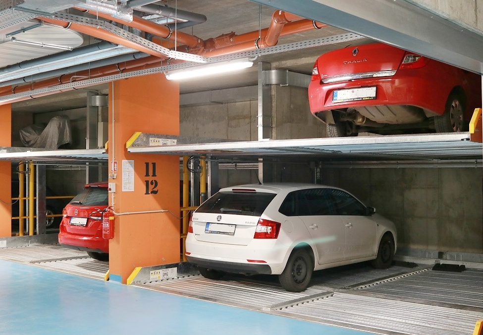 Systém pro parkování čtyřech vozidel.